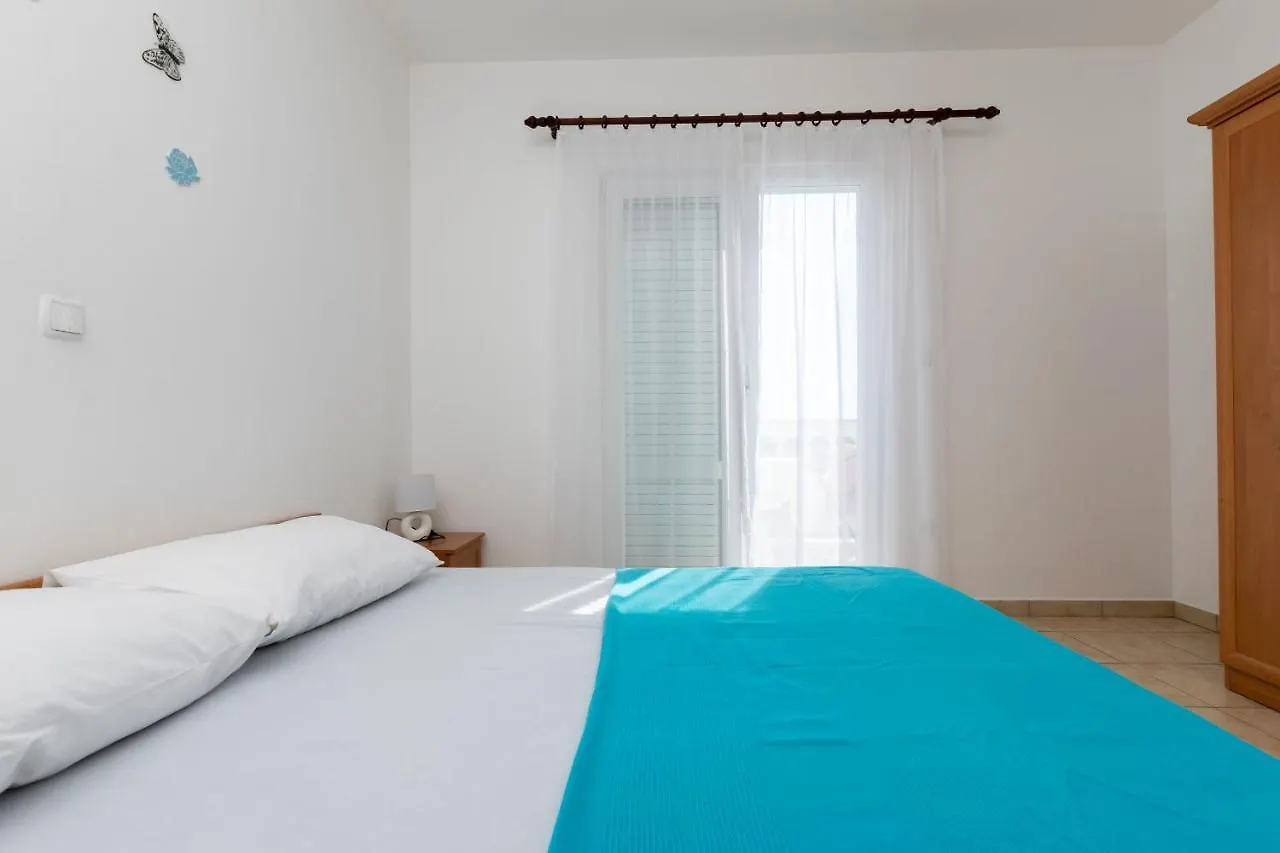 Apartments Mirta Palit 0*,